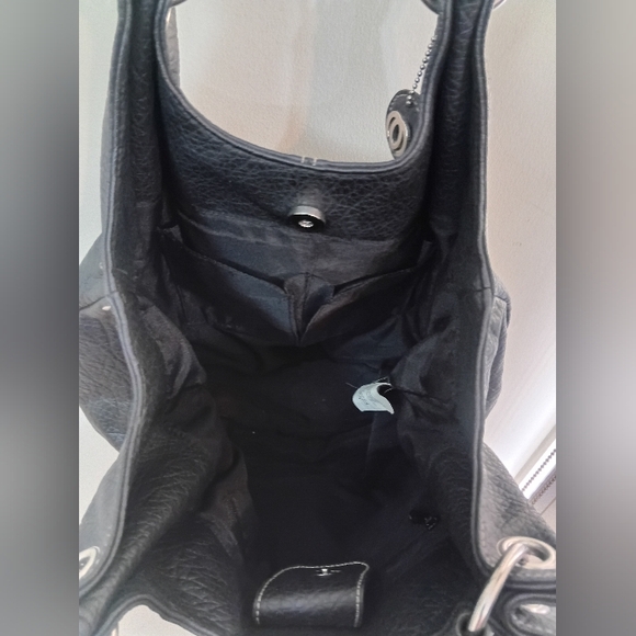 Elegant Black Faux Leather Tote Bag - Picture 5 of 8